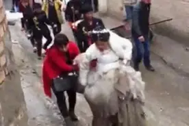 婚礼途中刚好下雨了，新娘步伐维艰，新郎却不管不顾图片