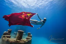 【玩家】潜水运动越来越火，这个姑娘在南极自由潜一口气下到15米图片