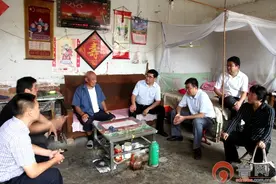 东营区教育局局长王敬之走访慰问下派帮扶村老党员和生活困难党员图片