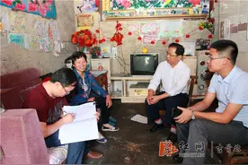 刘珍瑜检查指导矮寨镇精准扶贫数据复核复查工作图片