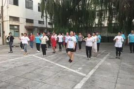 招远金都百货员工为七一演出排练图片