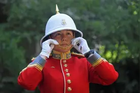 她是首位指挥英国女王卫队的女步兵军官图片