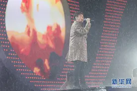 谭咏麟风雨中敬业演唱 为一家企业的风雨兼程二十载图片
