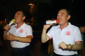 神同步！河南双胞胎大叔同唱一首歌，动作完全一致图片