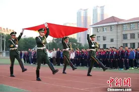 操场露营日出升旗：西宁学校为初中生过十四岁集体生日图片