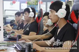 仙桃举办“英雄联盟”5V5竞技大赛 吸引200多名选手参加图片