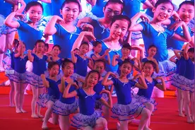 这所小学的毕业典礼竟然弄了30个舞台！校长还要跟同学们说说“委屈”……图片