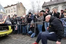 大力士拖拽38吨电车 用牙齿成功拉动电车14米图片