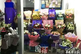 备战情人节 花店老板夜晚加班忙图片