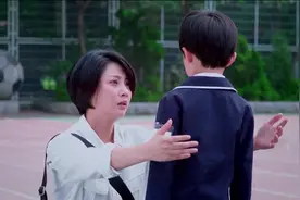 妈妈要离开了最后来到学校看儿子，不料连一个拥抱儿子都不愿意给妈妈视频封面
