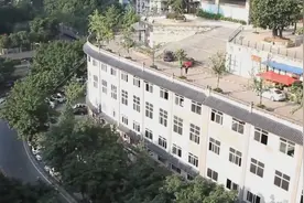 实拍重庆楼顶最牛车道 网友笑称：果然是停在二楼的八路汽车视频封面