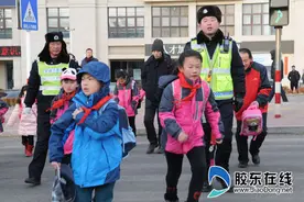 烟台中小学开学首日:部分区域现拥堵交警忙疏通图片