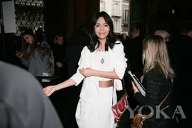 时尚主播Linda潮范十足 纯白造型亮相秀场图片