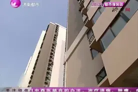 记者亲身实验：18楼扔下一枚鸡蛋，楼下玻璃板轻松被砸碎！