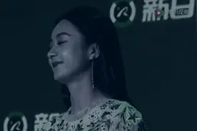 赵丽颖成都拍摄 背带裤丸子头简直萌化了视频封面