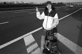 俄罗斯妹子一路穷游到宁波 高速上拦顺风车吓坏过路司机图片