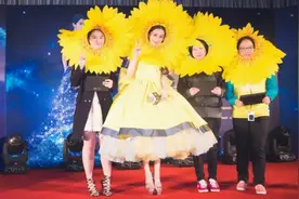 Angelababy生日会玩变装 与粉丝自拍图片