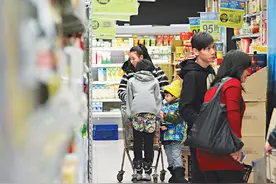 张柏芝素颜带两子逛超市 半小时买两车“垃圾食品”图片