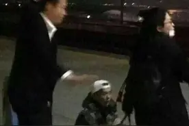 鹿晗录跑男4坐高铁遭围堵 无奈喊话：求你们别挤了行吗图片