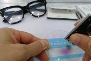 蓝光测试卡现场实测防蓝光镜片的效果图