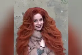 战斗民族妹子的夸张超长卷发造型！