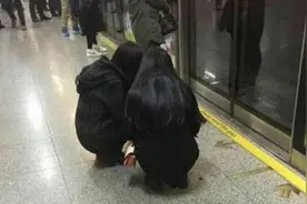 评判女孩蹲等地铁是“道德私斗”图片