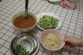 连吃两碗都不够的炸酱面，调酱的比例很关键哦视频封面