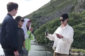 #嘿李兰妈妈 韩国小姐姐来点歌，还好我懂韩语！哈哈。@王子恺 @鲨鲨食物日记 30秒！亮啦！@周林 @段奕帆