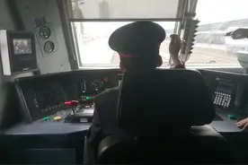 火车司机这么多手势，看完你能看懂几个