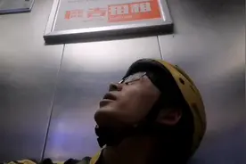 暑假最倒霉的外卖小哥，被卡在电梯里五十分钟，看着单子超时视频封面