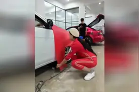 实拍：4S老板高薪招来了个90后女孩，不但长大漂亮技术也好，同事们都很喜欢