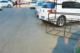 步行街变“停车场” 市民吐槽逛街没有安全感图片