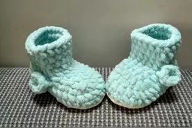 超适合婴幼儿的淡蓝色冰条线小鞋子图片