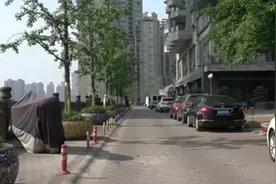 开车开到别人家屋顶上去了！视频封面