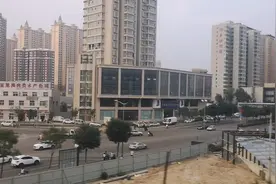 火车进入太原市，坐在列车里面看一看这座城市南北发展的差距！
