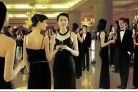 小保安参加酒会遭富二代羞辱，亮出身份后，富二代当场傻眼图片