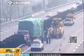 小饮料瓶抵住刹车 货车冲上高速隔离带图片