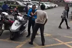 新会醉酒佬酒楼门口闹事，吓坏路人，惊动警方！图片