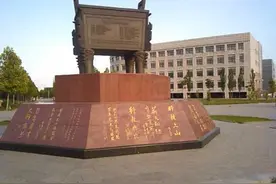 大学=教室+寝室+操场+小树林图片