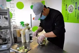 4辆豪车送沙拉！帅气的健身教练教你们正确的摇沙拉方式图片