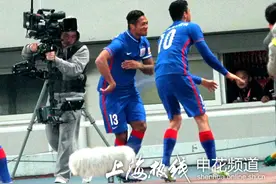 申花开门红！莫雷诺头球破门 与瓜林大跳民族舞蹈庆祝进球(图)图片