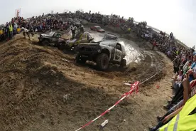 泥地越野车比赛展绝技图片