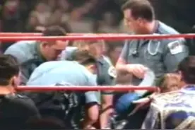 WWE擂台都被砸垮了，这究竟是有多猛？选手发生意外受伤是常事图片