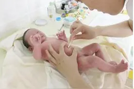 宝宝刚出生7天就患上脐炎，宝妈们须警惕脐带的护理！图片