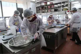 网络订餐首张食品经营许可证在沪落地图片