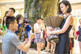 体坛大块头男神烂漫求婚，影院包场爱心烛火温馨抱得美人归图片