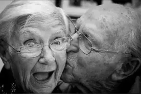 傻丈夫用牛换了一袋烂苹果，老婆竟然吻了他（看懂的都是天才）图片