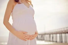 孕期遭遇“亲嘴”事故 孕期安全出行非常重要！图片