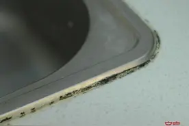 水槽边长霉怎么办？老妈用了一招立刻干净了！图片