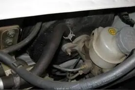 汽车油管漏油是什么原因？我们可以这样做图片